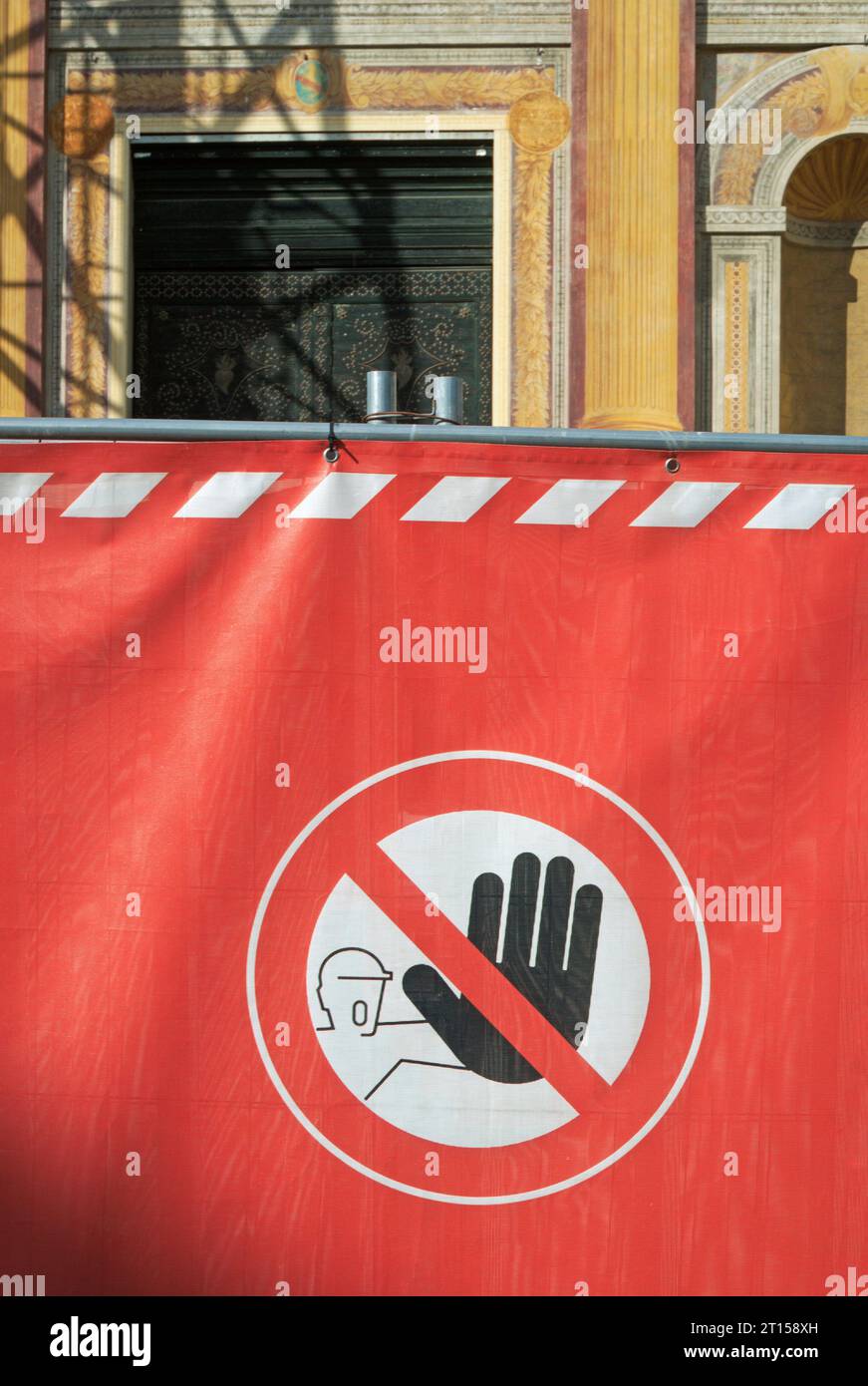 Kein Zutrittswarnschild an einer Kirche in Italien Stockfoto