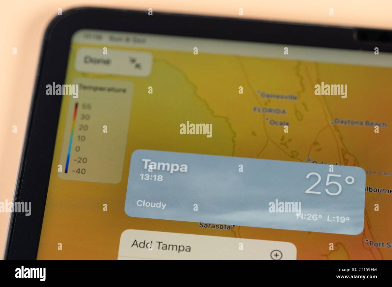 New York, USA – 8. Oktober 2023: Überprüfung der Temperatur draußen in Tampa City über die Online-App ipad Tablet Bildschirm Nahansicht Stockfoto