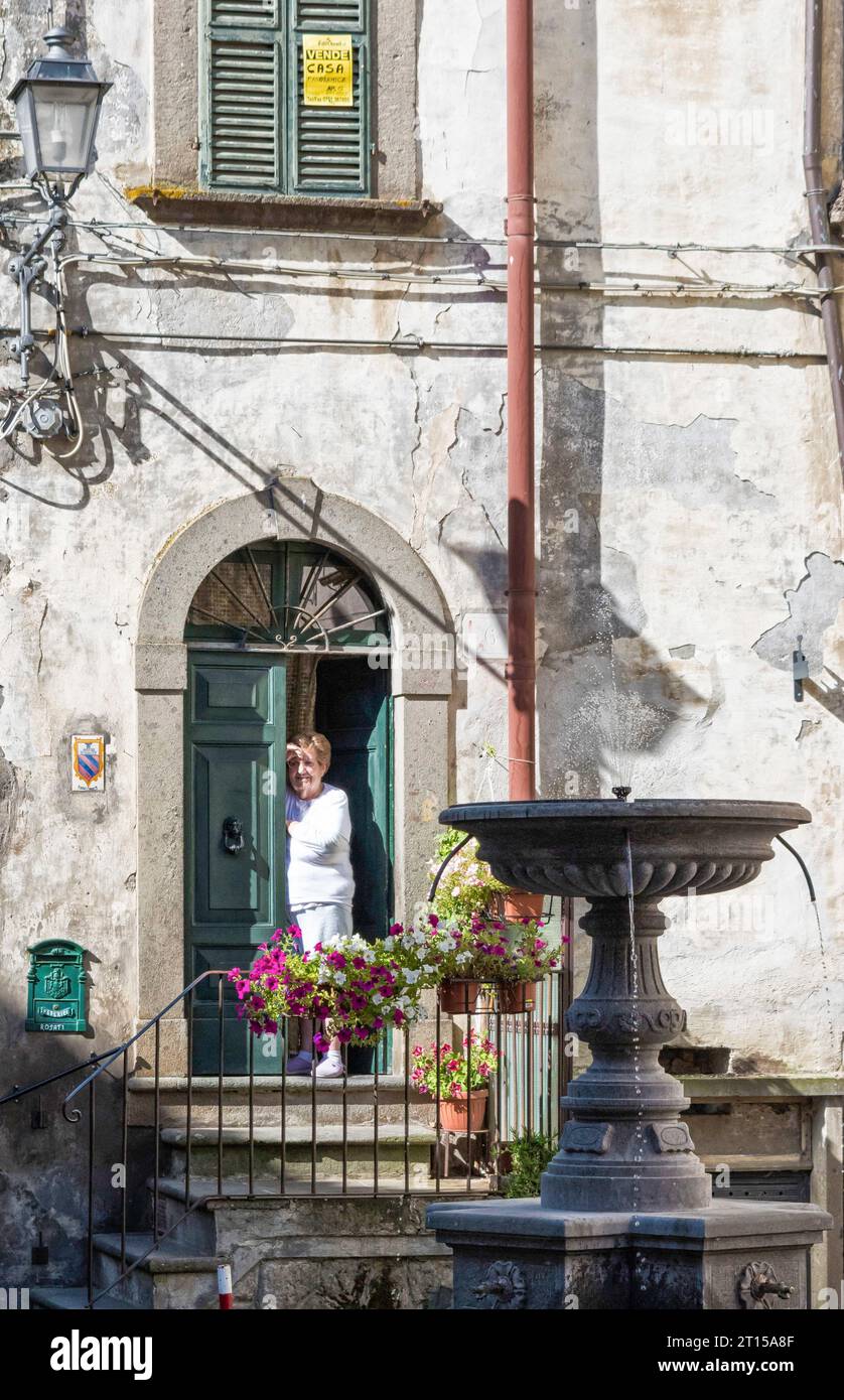 Bomarzo, Italien - Eine sehr kleine mittelalterliche Stadt in Tuffstein in Tuscia, Latium, berühmt für den esoterischen Monsterpark. Hier das historische Zentrum Stockfoto