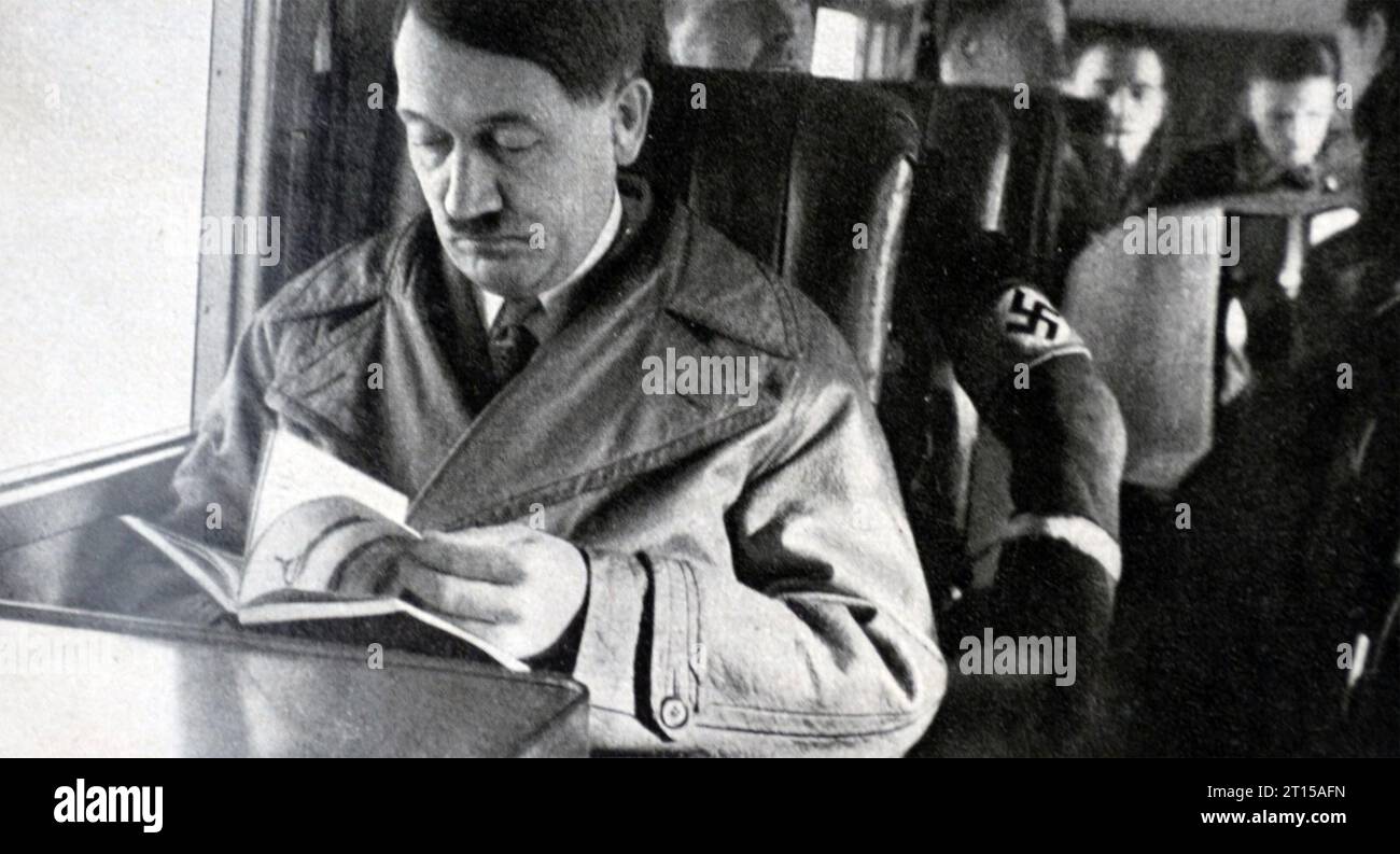 ADOLF HITLER (1889–1945) deutscher Diktator an Bord eines Flugzeugs um 1935 aus einer 1936 veröffentlichten Biografie Stockfoto