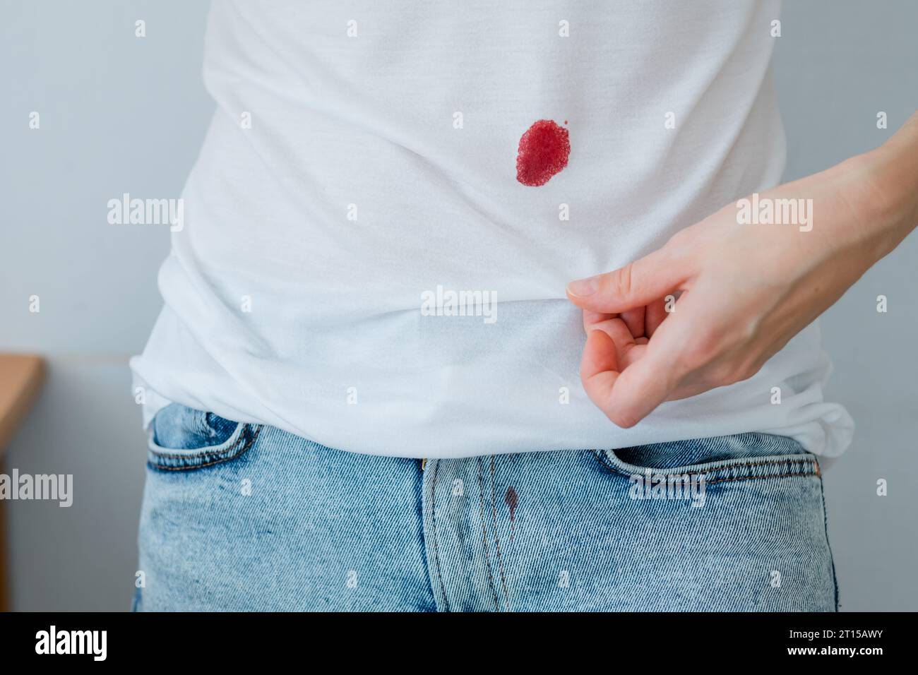 Tropfen Sie den Blutfleck auf ein weißes Tuch. Schmutziger Fleck für Reinigungskonzept. Stockfoto