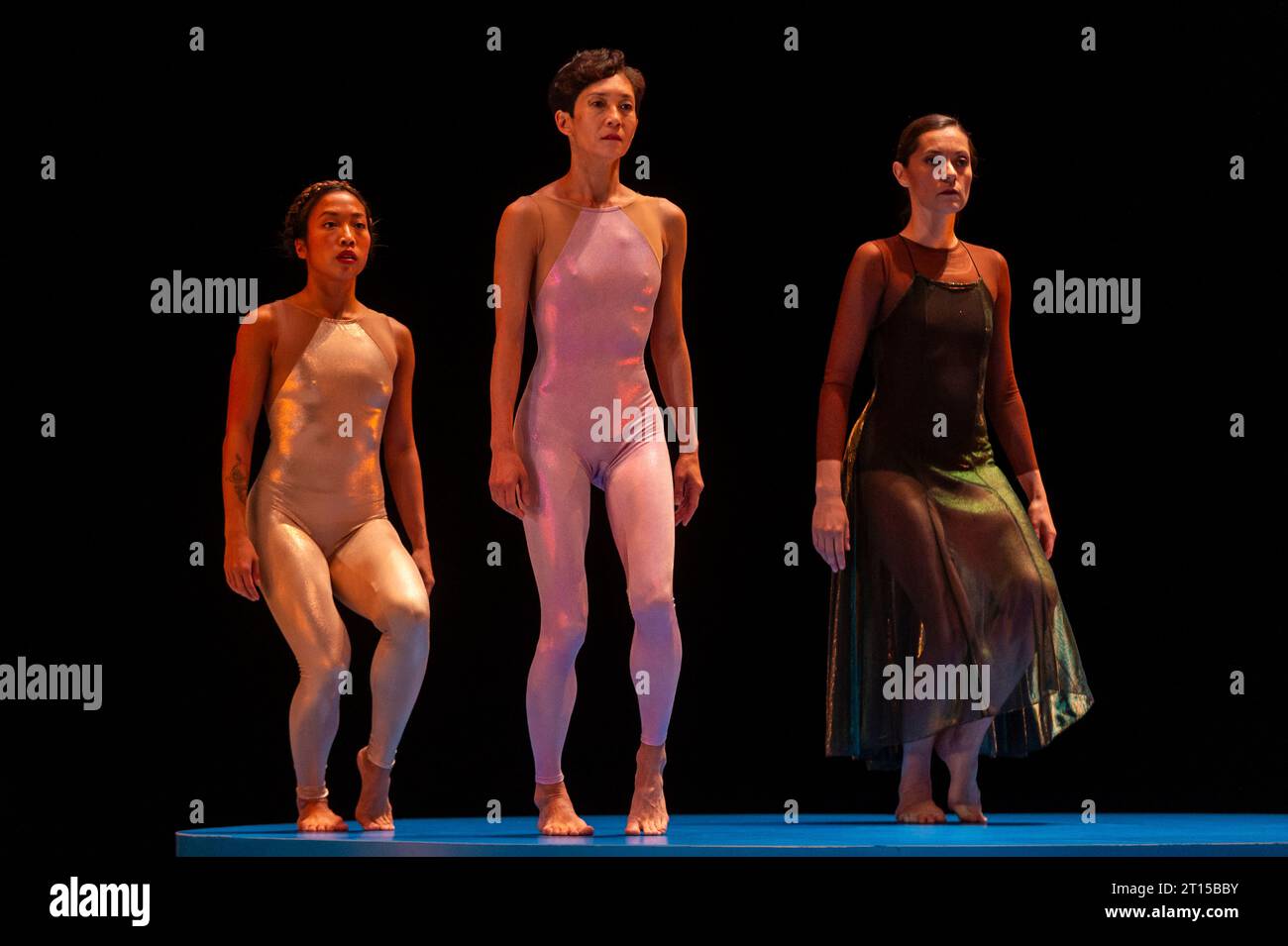 London, Großbritannien. 11. Oktober 2023. Tänzerinnen und Tänzer treten bei einer Vorschau von „Song of Songs“ von Pam Tanowitz auf, einem der gefragtesten zeitgenössischen Choreografen der Welt. In Zusammenarbeit mit dem Pulitzer-preisgekrönten Komponisten David lang baut die Show auf Pams Erforschung der jüdischen Tanzgeschichte auf, um das alttestamentliche Gedicht der Sehnsucht zum Leben zu erwecken. Aufführungen finden vom 11. Bis 14. Oktober im Barbican Theatre statt. Quelle: Stephen Chung / Alamy Live News Stockfoto