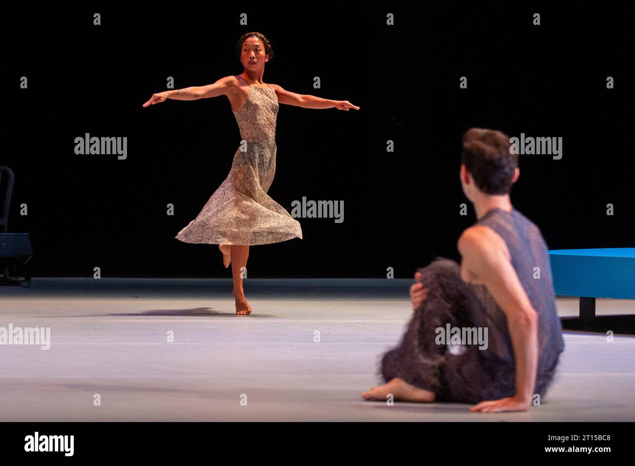 London, Großbritannien. 11. Oktober 2023. Tänzerinnen und Tänzer treten bei einer Vorschau von „Song of Songs“ von Pam Tanowitz auf, einem der gefragtesten zeitgenössischen Choreografen der Welt. In Zusammenarbeit mit dem Pulitzer-preisgekrönten Komponisten David lang baut die Show auf Pams Erforschung der jüdischen Tanzgeschichte auf, um das alttestamentliche Gedicht der Sehnsucht zum Leben zu erwecken. Aufführungen finden vom 11. Bis 14. Oktober im Barbican Theatre statt. Quelle: Stephen Chung / Alamy Live News Stockfoto