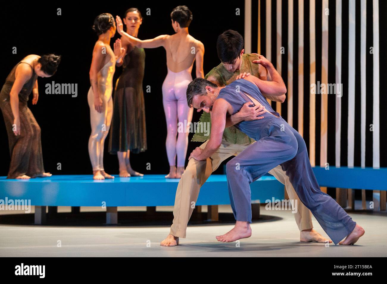 London, Großbritannien. 11. Oktober 2023. Tänzerinnen und Tänzer treten bei einer Vorschau von „Song of Songs“ von Pam Tanowitz auf, einem der gefragtesten zeitgenössischen Choreografen der Welt. In Zusammenarbeit mit dem Pulitzer-preisgekrönten Komponisten David lang baut die Show auf Pams Erforschung der jüdischen Tanzgeschichte auf, um das alttestamentliche Gedicht der Sehnsucht zum Leben zu erwecken. Aufführungen finden vom 11. Bis 14. Oktober im Barbican Theatre statt. Quelle: Stephen Chung / Alamy Live News Stockfoto