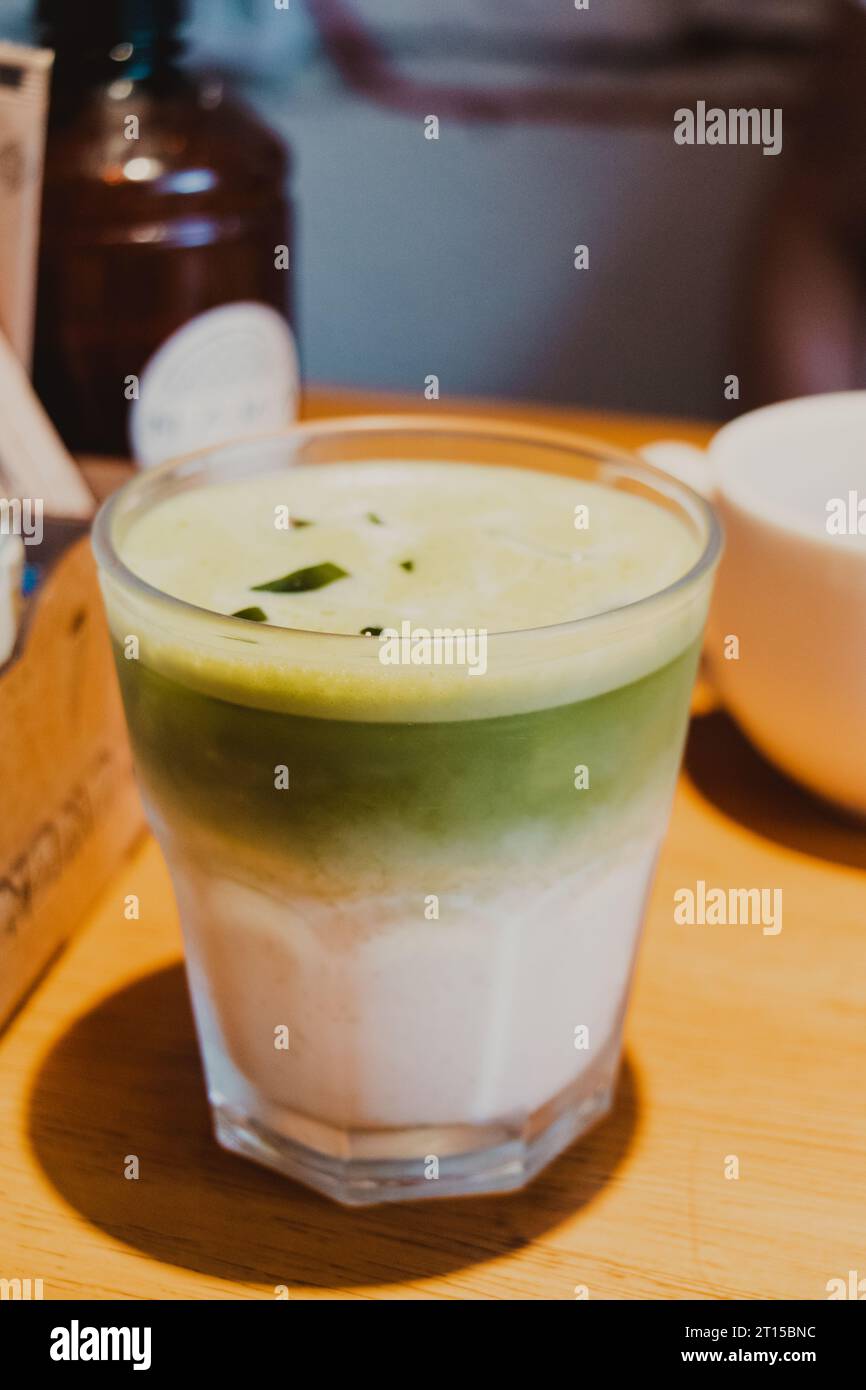 Eine Glasschale Matcha Latte Stockfoto