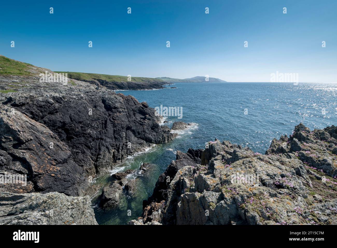 Blick auf das irische Meer vom Küstenwanderweg der Lleyn Peninsula von Porth Ferin nach Porth OER Stockfoto