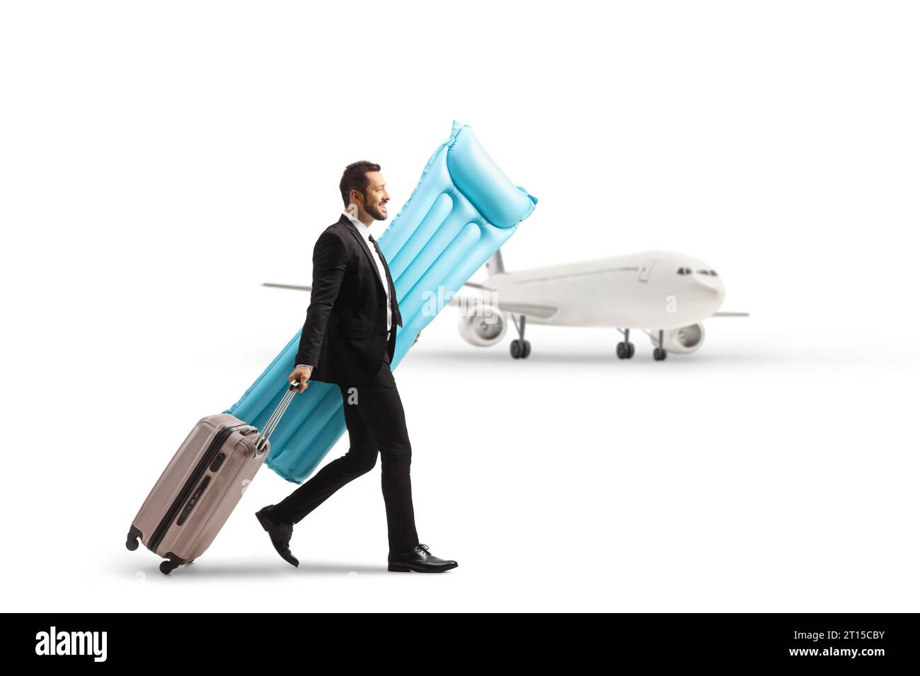 Geschäftsmann mit schwimmender Matratze und zog einen Koffer am Flughafen isoliert auf weißem Hintergrund Stockfoto