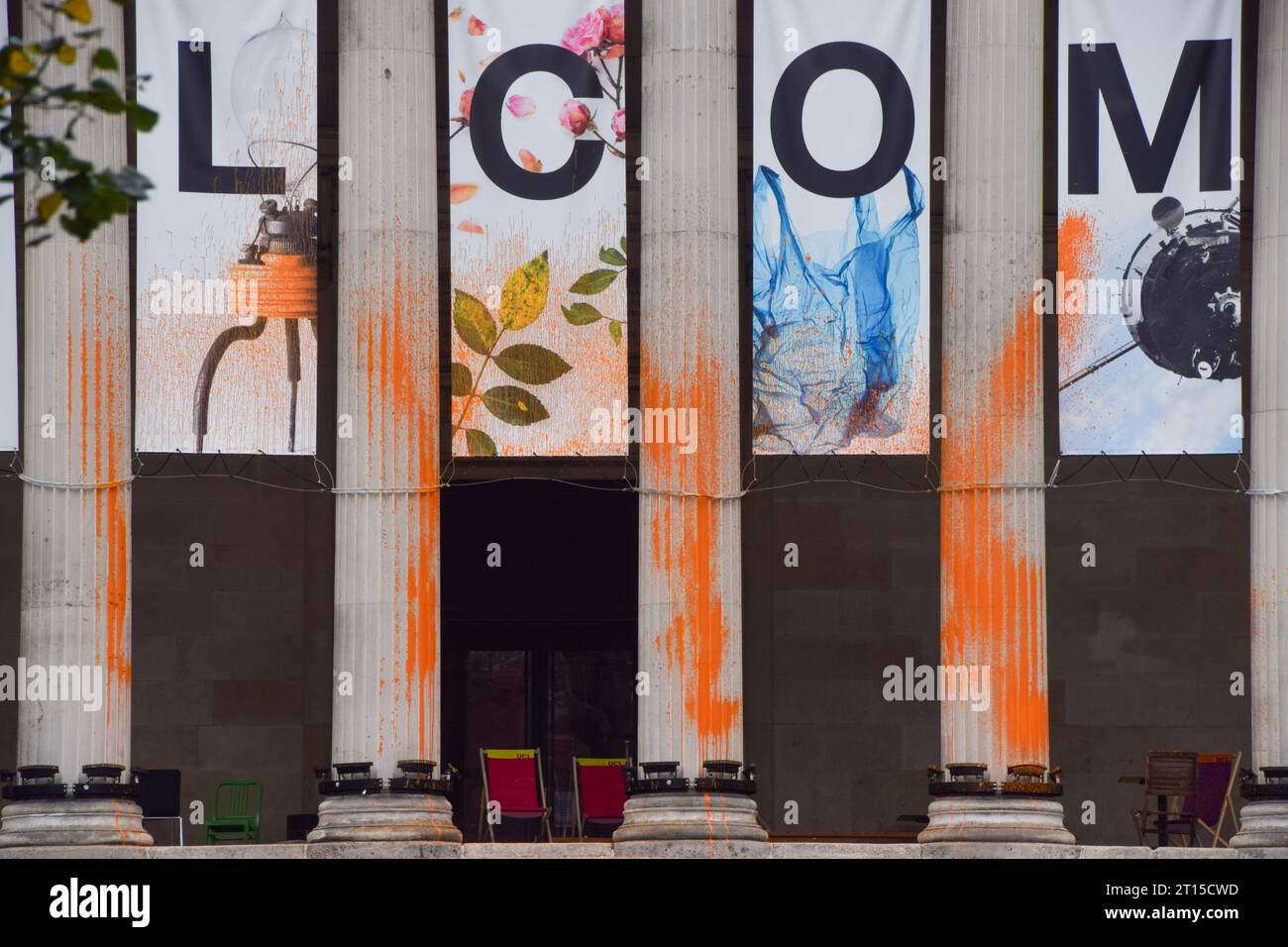 London, Großbritannien. Oktober 2023. Der Eingang des University College London (UCL) ist mit orangefarbener Farbe bedeckt. Die Aktion war Teil einer Just Stop Oil-Kampagne von Studenten, die sich an Universitäten in ganz Großbritannien richteten und die Regierung aufforderten, neue Lizenzen für fossile Brennstoffe zu stoppen. Quelle: Vuk Valcic/Alamy Live News Stockfoto