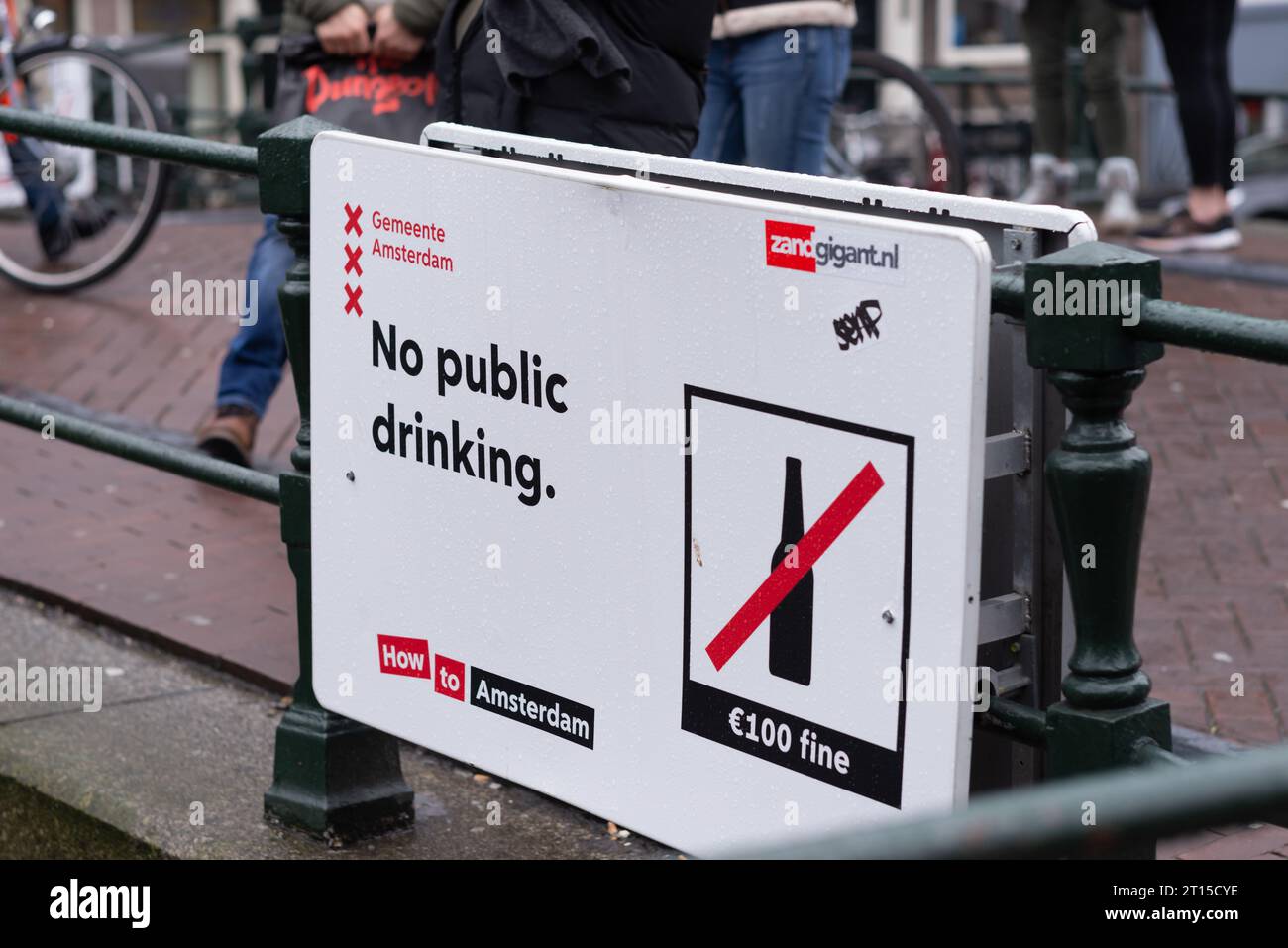 1. April 2023, Amsterdam, Niederlande, Warnschild „kein Alkohol in öffentlichen Räumen“ in englischer Sprache im Rotlichtviertel in Amsterdam, Niederlande Stockfoto
