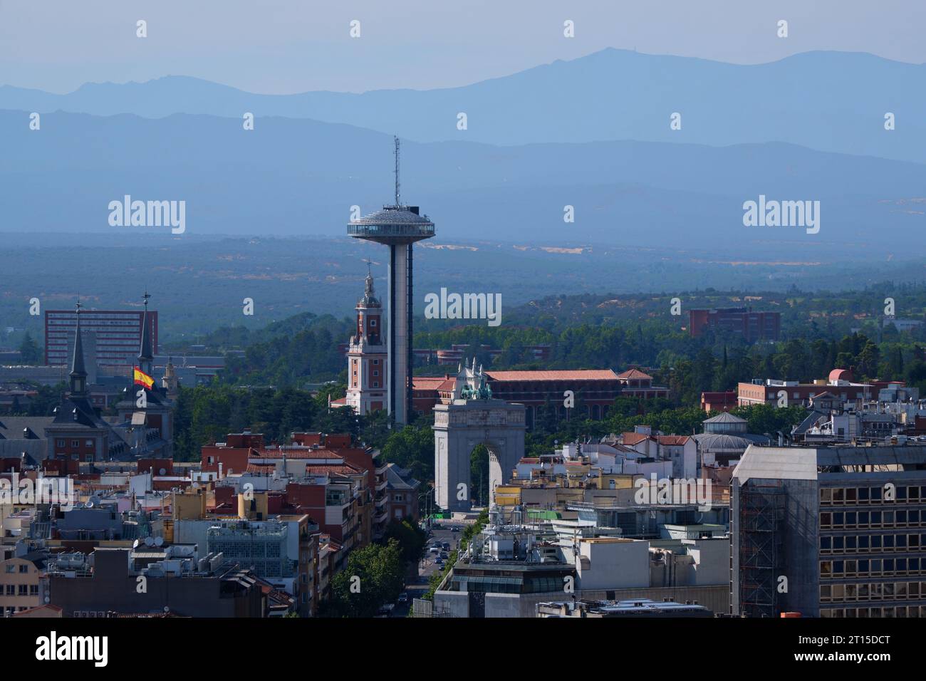 (231011) -- PEKING, 11. Oktober 2023 (Xinhua) -- dieses Foto vom 25. Juli 2023 zeigt den Sendeturm „Faro de Moncloa“ und den Arco de la Victoria in Madrid, Spanien. Der Zug vom chinesischen Handelsknotenpunkt Yiwu zum europäischen Handelsknotenzentrum Madrid wurde im November 2014 offiziell in acht Eurasiens mit einer Gesamtlänge von mehr als 13.000 Kilometern in Betrieb genommen. Der Zugverkehr von Yiwu nach Madrid ist zu einem Träger der wirtschaftlichen und handelspolitischen Zusammenarbeit und des kulturellen Austauschs zwischen den Ländern entlang der Eisenbahn geworden und hat eine neue Brücke für die Öffnung gebaut Stockfoto