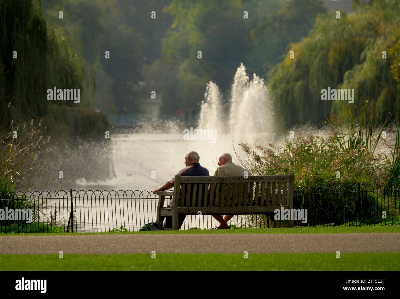 London, Großbritannien. Zwei Männer sitzen auf einer Bank im St. James's Park Stockfoto