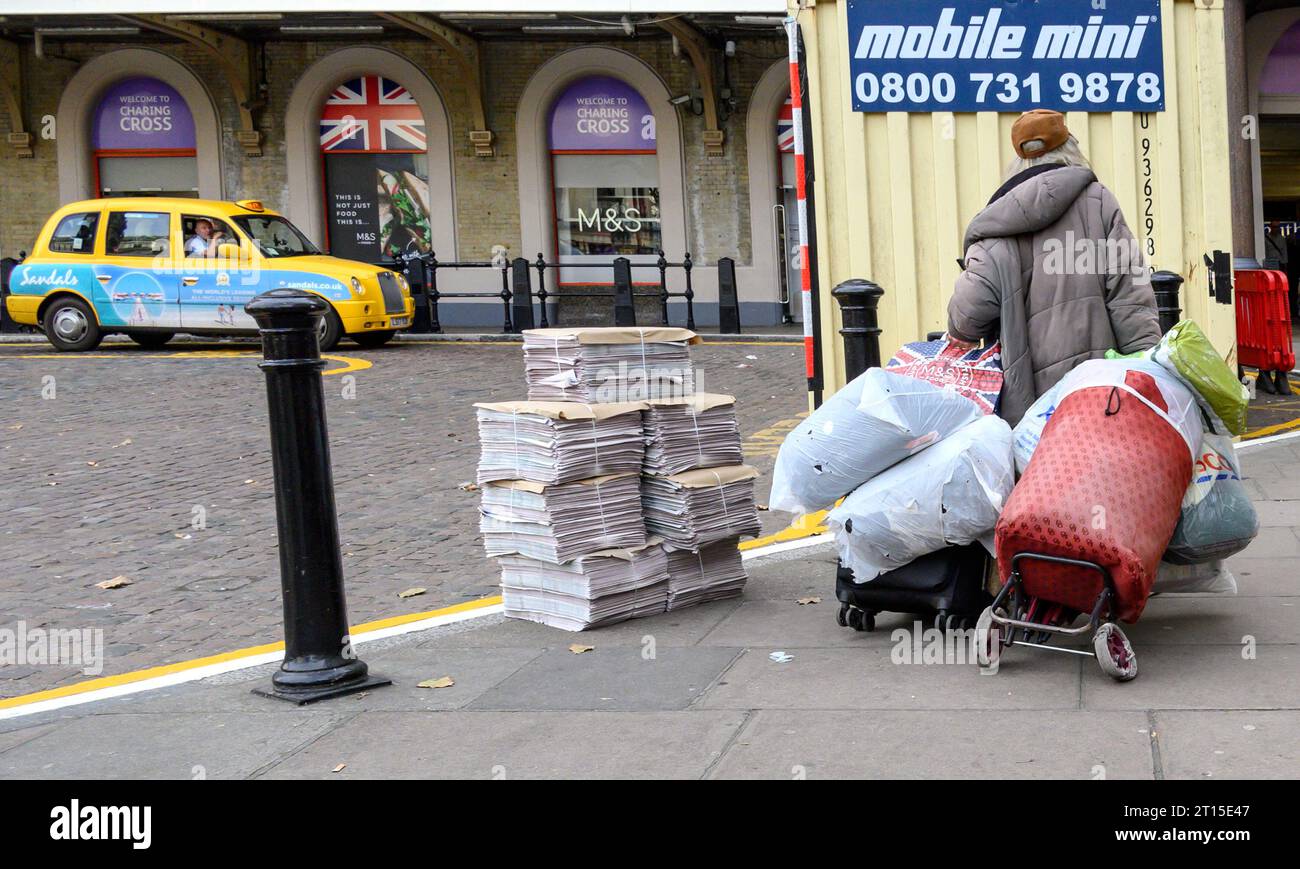 London, Großbritannien. Obdachlose Frauen mit ihren Besitztümern auf Trolleys, die zur Station Charing Cross fahren Stockfoto