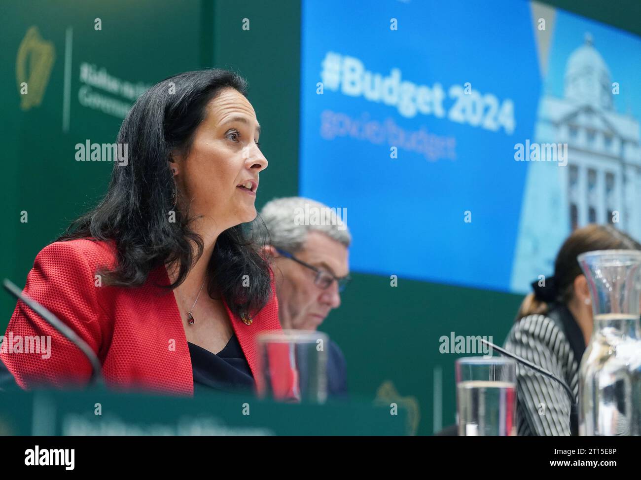 Ministerin für Tourismus, Kultur, Kunst, Gaeltacht, Sport und Medien Catherine Martin während einer Pressekonferenz für Haushalt 2024 in Regierungsgebäuden in Dublin. Ministerin Martin sagte, dass sie zusätzliche Mittel in Höhe von 40 Millionen Euro von RTE zurückhält, bis der Sender seine strategische Vision für die Reform vorlegt. Bilddatum: Mittwoch, 11. Oktober 2023. Stockfoto