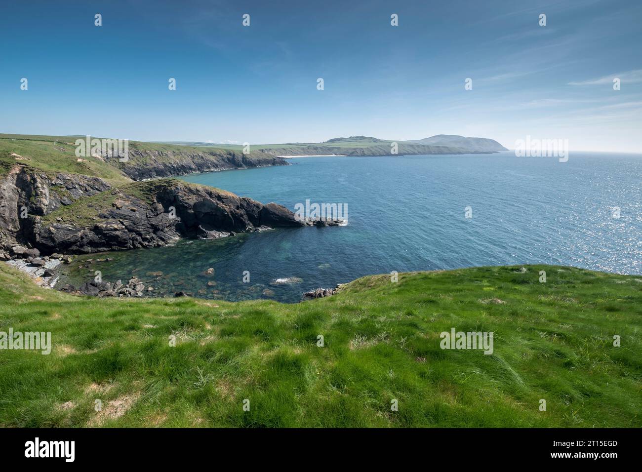 Blick auf das irische Meer vom Küstenwanderweg der Lleyn Peninsula von Porth Ferin nach Porth OER in der Ferne Stockfoto