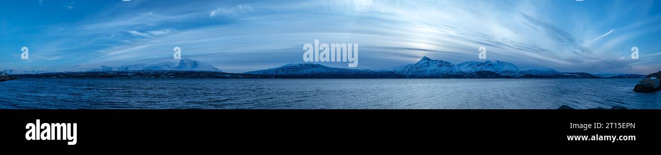 Panoramablick Auf Die Norwegischen Berge Stockfoto