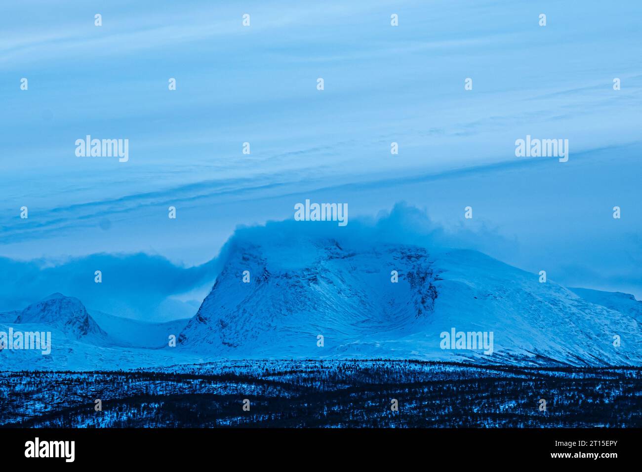 Der Arktische Schnee Kriecht Die Norwegischen Berge Hinauf Stockfoto