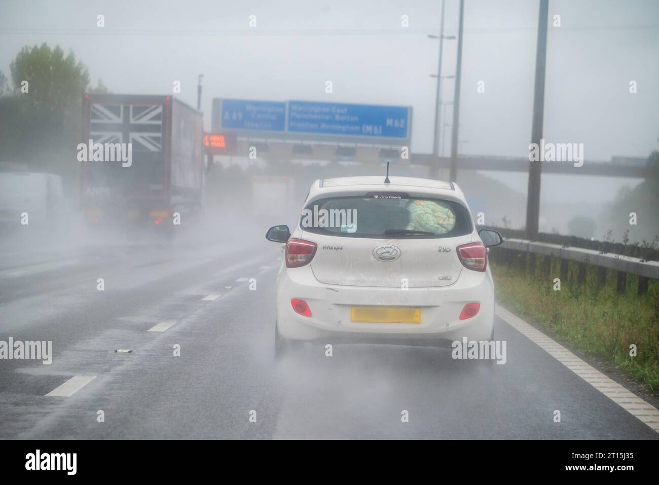 Schreckliche Fahrbedingungen auf einer Autobahn. Stockfoto