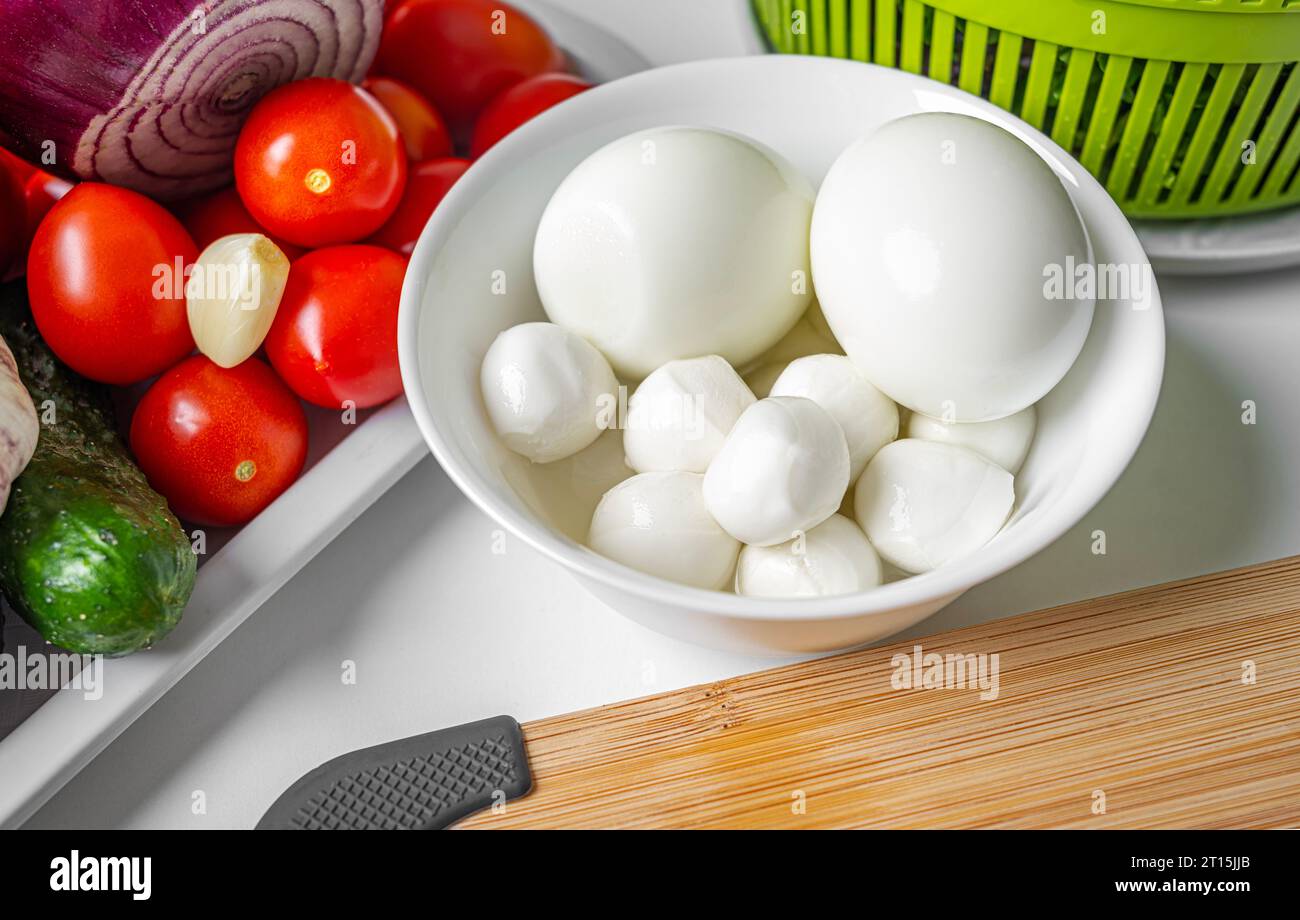 Eier und Mozzarella zum Salat. Stockfoto