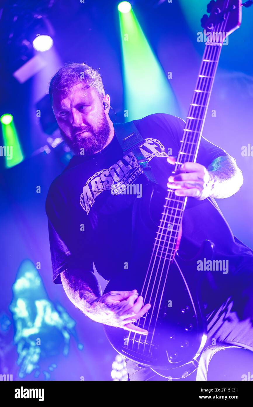 Kopenhagen, Dänemark. Oktober 2023. Die australische Deathcore-Band Thy Art Is Murder gibt ein Live-Konzert im Amager Bio in Kopenhagen. Hier ist Bassist Kevin Butler live auf der Bühne zu sehen. (Foto: Gonzales Photo - Rolf Meldgaard). Stockfoto