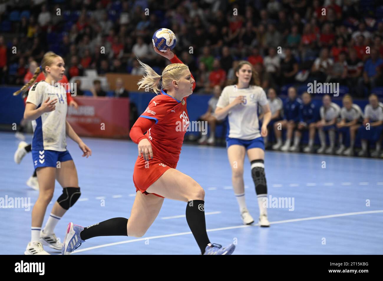 Zlin, Tschechische Republik. Oktober 2023. Von links Matilda Peitsar aus Finnland und Anna Frankova in Aktion während der Qualifikation der Frauen-Handball-Europameisterschaft Gruppe 3: Tschechische Republik gegen Finnland in Zlin, Tschechische Republik, 11. Oktober 2023. Quelle: Dalibor Gluck/CTK Photo/Alamy Live News Stockfoto