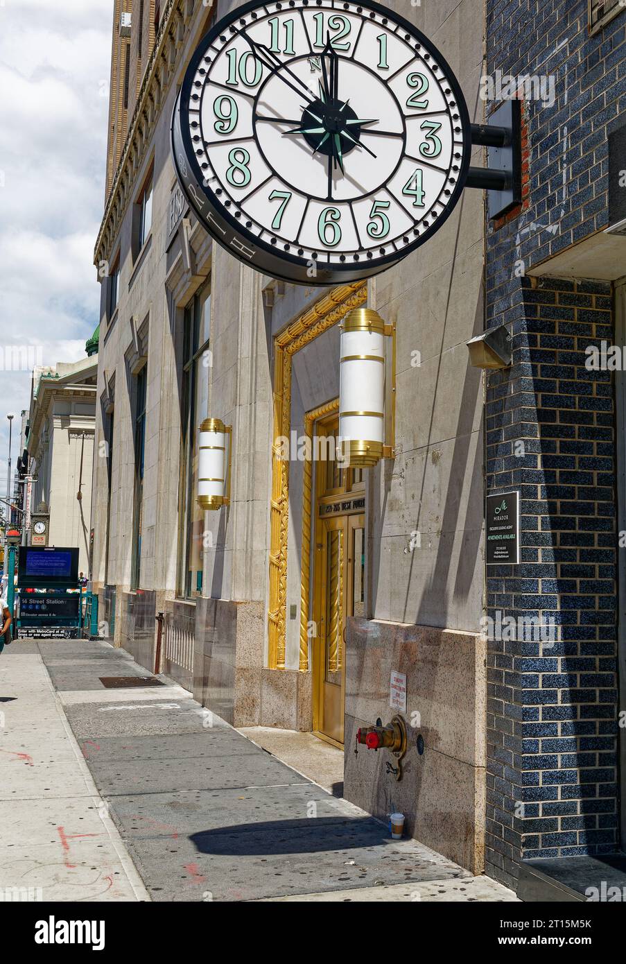 Die unverwechselbare Kompassuhr ist ein Markenzeichen von True North Apartmentgebäuden in New York City, wie 255 West 14th Street, Chelsea. Stockfoto