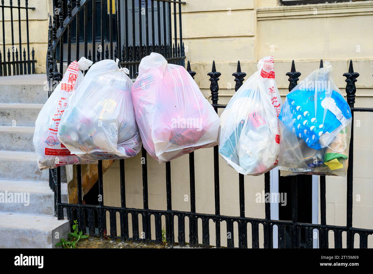 Säcke mit Büroabfällen, die an den Geländern hängen und vom Glasgow City Council, Glasgow, Schottland, Großbritannien und Europa gesammelt werden Stockfoto