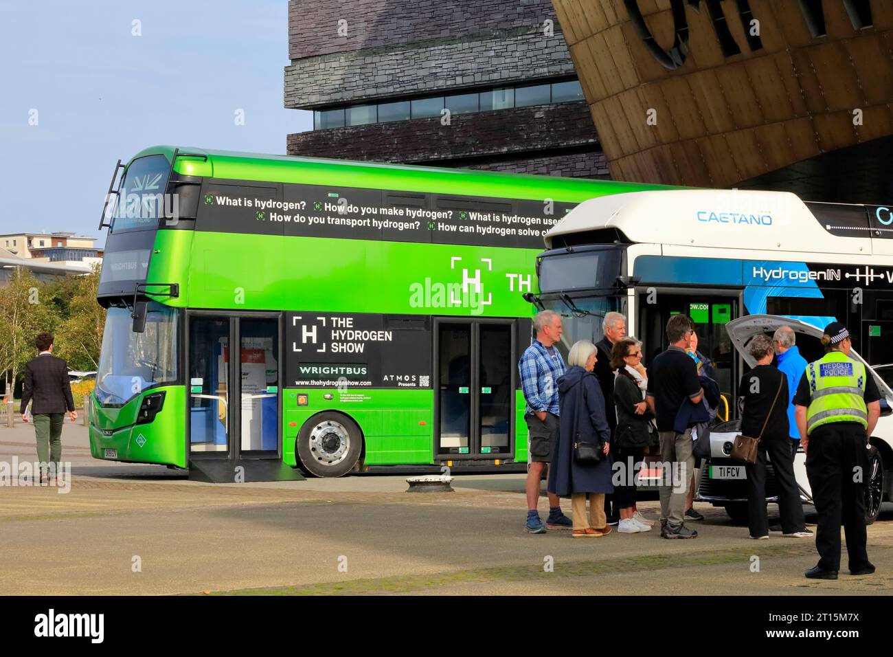 Busse und Autos bei einer Veranstaltung zur Förderung von wasserstoffbetriebenen Fahrzeugen ohne Emissionen außerhalb des Millennium Centre, Cardiff Bay. Oktober 2023. Stockfoto