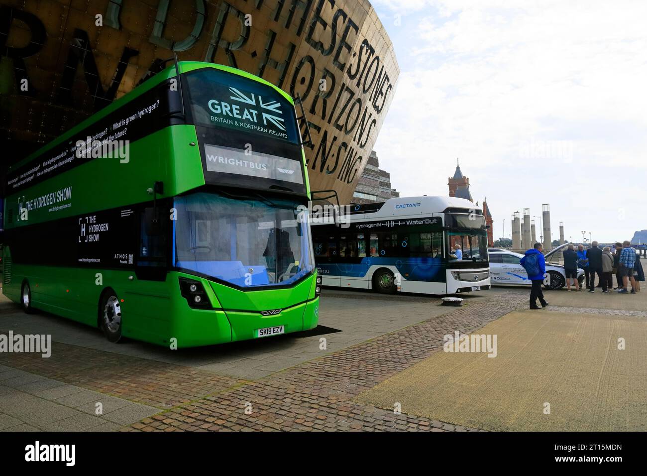 Busse bei einer Veranstaltung zur Förderung von wasserstoffbetriebenen Fahrzeugen ohne Emissionen außerhalb des Millennium Centre, Cardiff Bay. Oktober 2023. Stockfoto