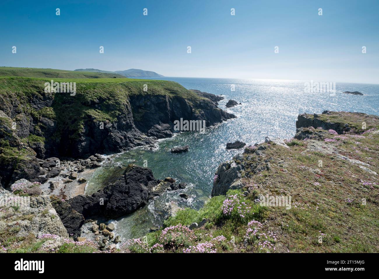 Blick auf das irische Meer vom Küstenwanderweg der Lleyn Peninsula von Porth Ferin nach Porth OER Stockfoto