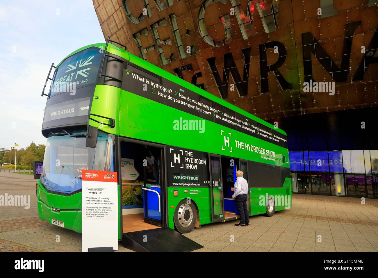 Doppeldeckerbus mit grünem Wright Bus bei einer Veranstaltung zur Förderung von Fahrzeugen mit Wasserstoffantrieb vor dem Millennium Centre, Cardiff Bay. Oktober 2023. Stockfoto