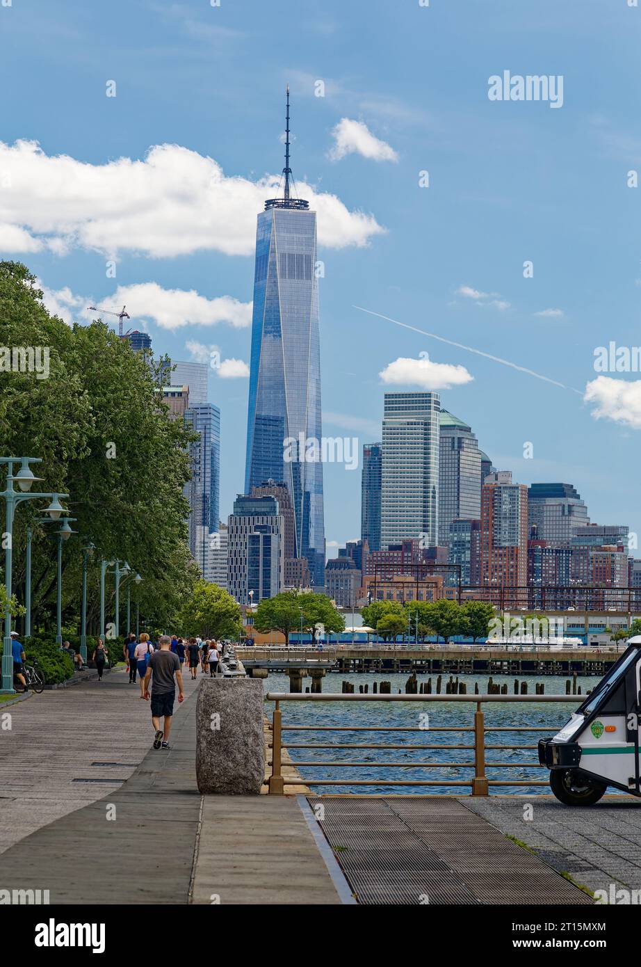 1 World Trade Center (285 Fulton Street) dominiert den Blick nach Süden entlang des Hudson River Greenway, vom Pier 46, Hudson River Park. Stockfoto