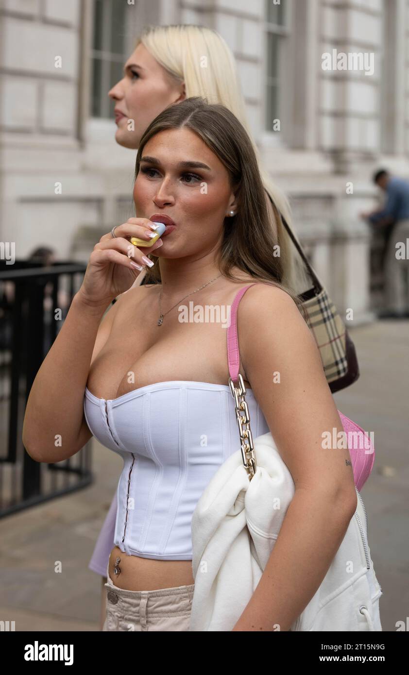 London, Großbritannien. Oktober 2023. Trans-Rechte-Demonstration Downing Street London UK Credit: Ian Davidson/Alamy Live News Stockfoto