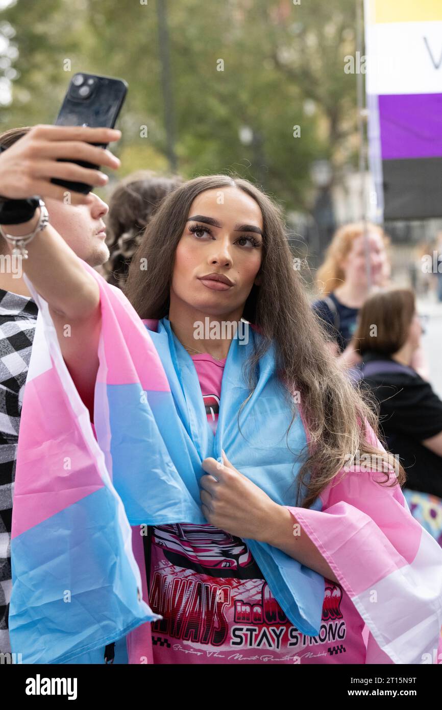 London, Großbritannien. Oktober 2023. Trans-Rechte-Demonstration Downing Street London UK Credit: Ian Davidson/Alamy Live News Stockfoto