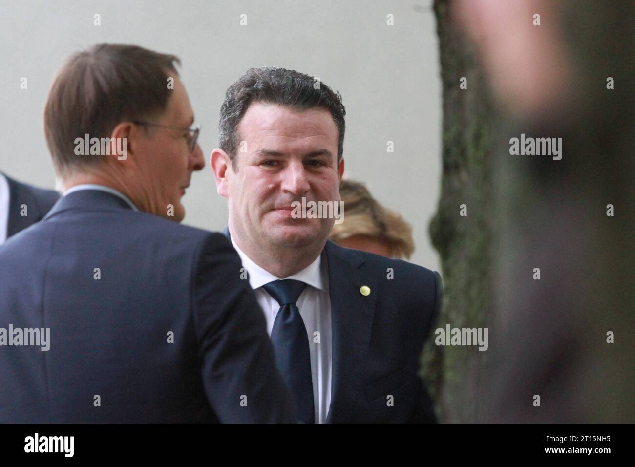 Hamburg, Deutschland, 10.10.2023: Deutsch-französische Kabinettsklausur: Bundesgesundheitsminister Karl Lauterbach links und Bundesarbeitsminister Hubertus Heil rechts, beide SPD *** Hamburg, Deutschland, 10 10 10 2023 französisches Kabinettstreffen Bundesgesundheitsminister Karl Lauterbach links und Bundesarbeitsminister Hubertus Heil rechts, beide SPD Copyright: XdtsxNachrichtenagenturx dts 23874 Credit: Imago/Alamy Live News Stockfoto