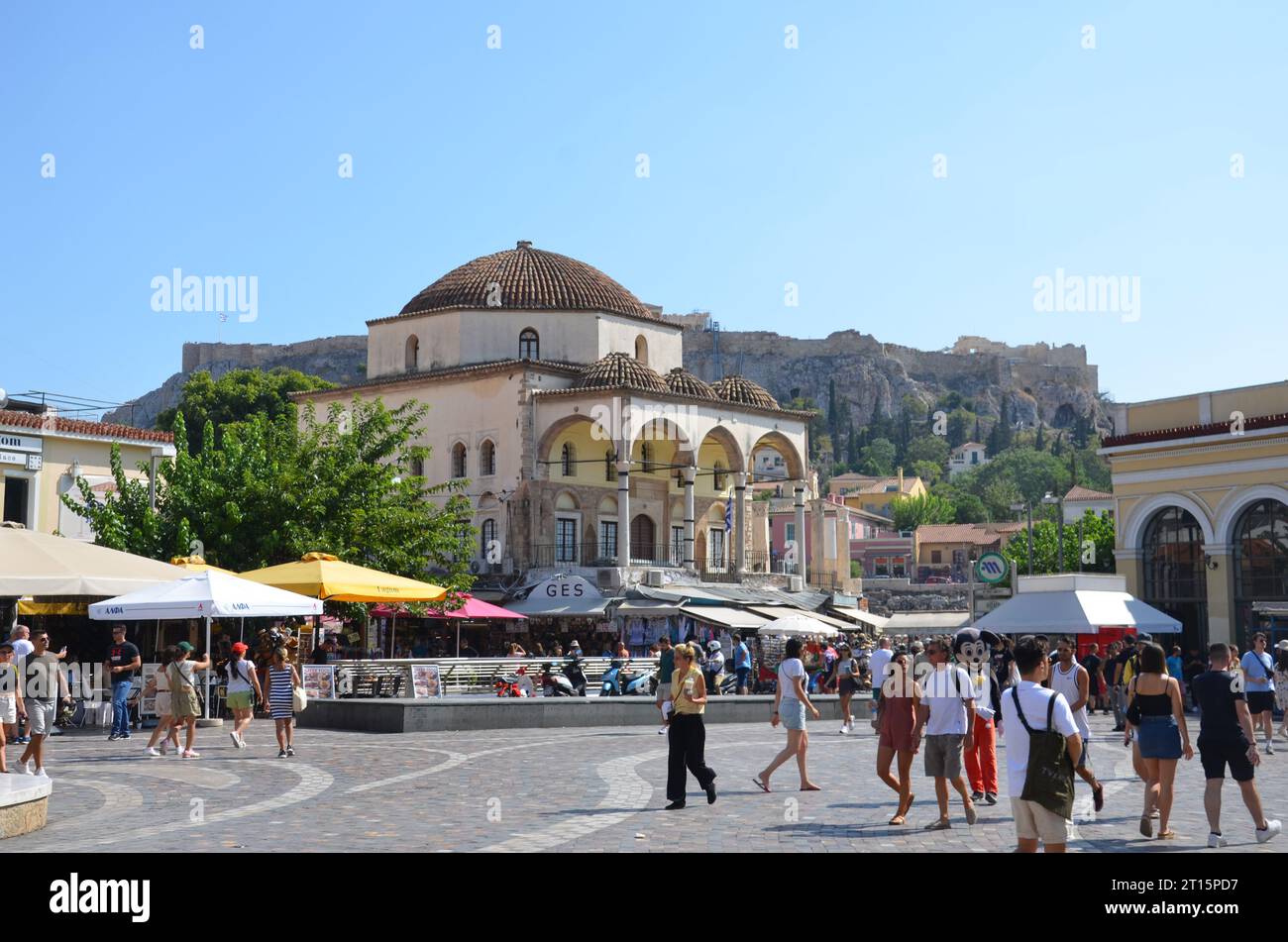Tzisdarakis-Moschee (FR. Museum für moderne griechische Kultur) auf dem Monastiraki-Platz, mit Blick auf die Akropolis, Athen Stockfoto