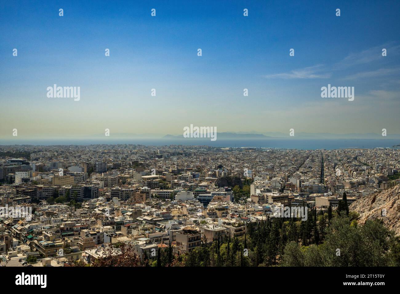Die weitläufige Stadt Athen Griechenland mit der Insel Salamis in der Ferne. Stockfoto