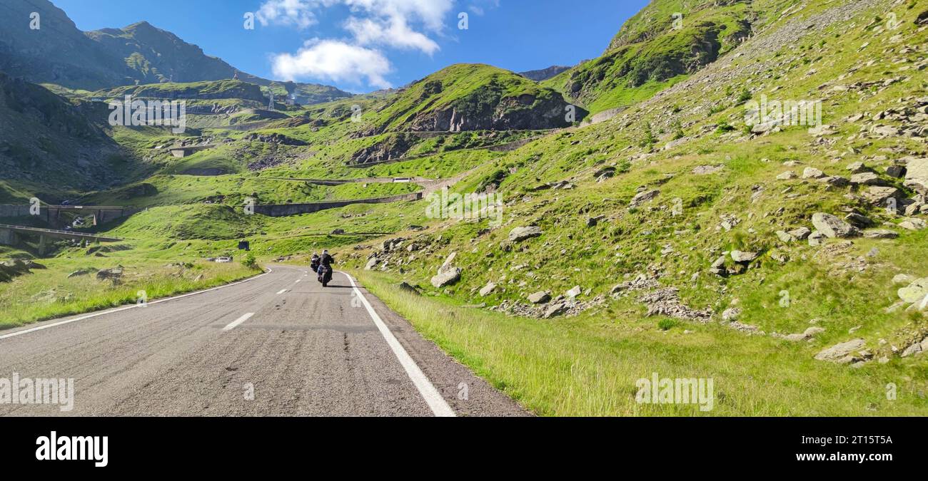 Motorradfahrer fahren die Transfagarasan-Straße in einer majestätischen Berglandschaft in Rumänien. Stockfoto