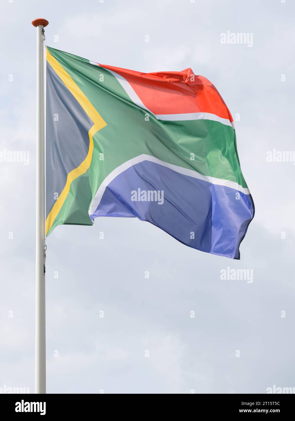 Die Flagge Südafrikas winkt im Wind. Stockfoto
