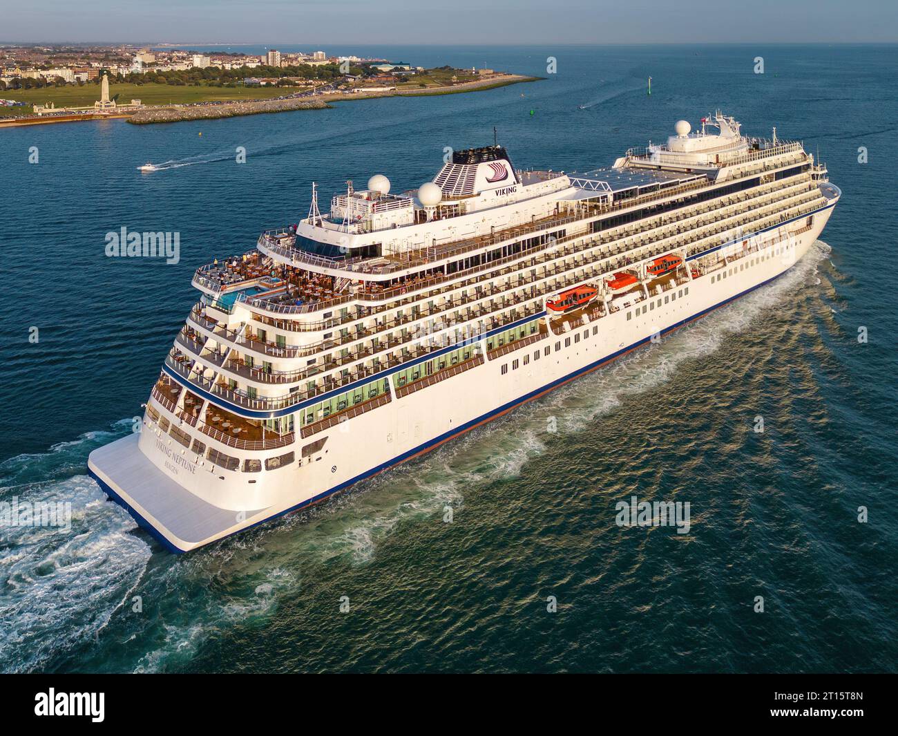 Das norwegische Kreuzfahrtschiff Viking Neptune (Viking Cruises) verlässt Portsmouth Harbour - September 2023. Stockfoto