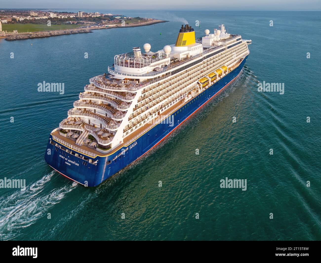 Von Portsmouth Harbour aus bietet sich ein fantastischer Blick auf das Spirit of Adventure-Kreuzfahrtschiff von Saga Cruises. Stockfoto