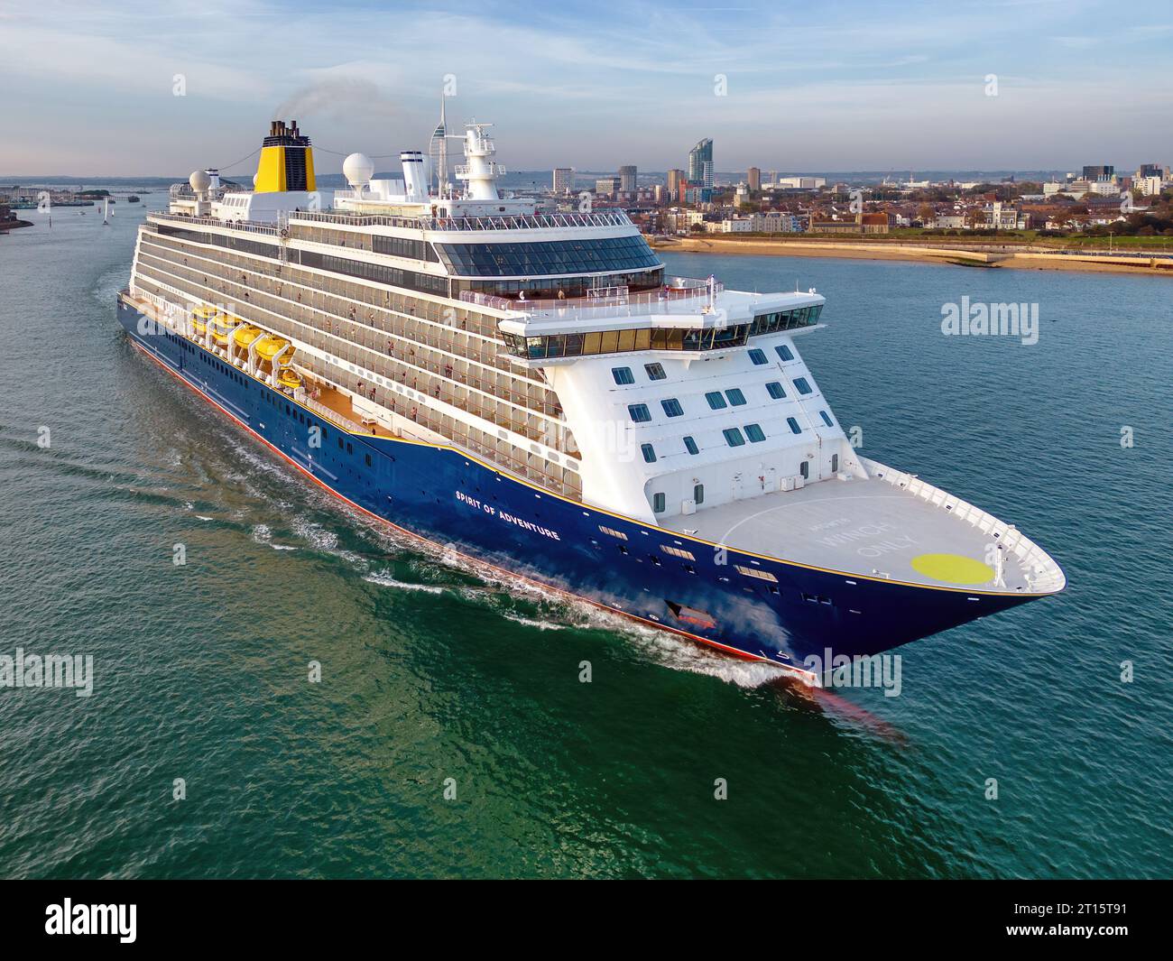 Blick aus der Vogelperspektive auf das Spirit of Adventure-Kreuzfahrtschiff von Saga Cruises ab Portsmouth Harbour. Stockfoto