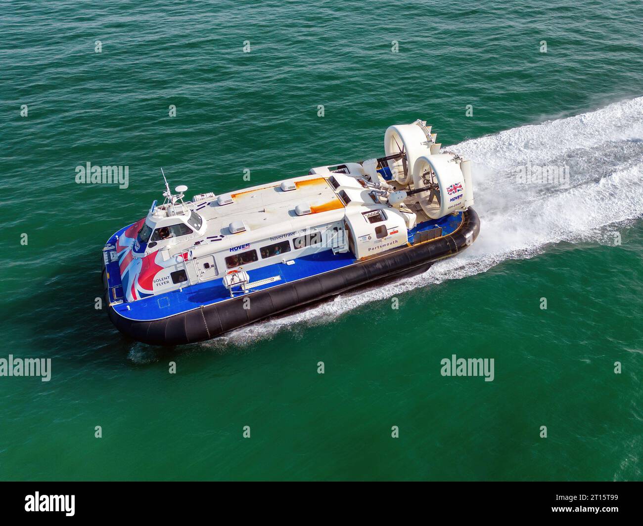 Solent Flyer ist ein Luftkissenfahrzeug, das von Hovertravel betrieben wird und einen regelmäßigen Passagierdienst zwischen Portsmouth und Ryde auf der Isle of Wight anbietet. Stockfoto