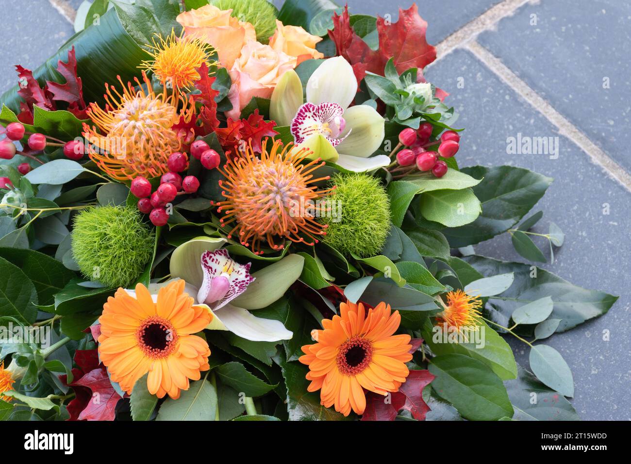 Blumenarrangements in Herbstfarben. Stockfoto