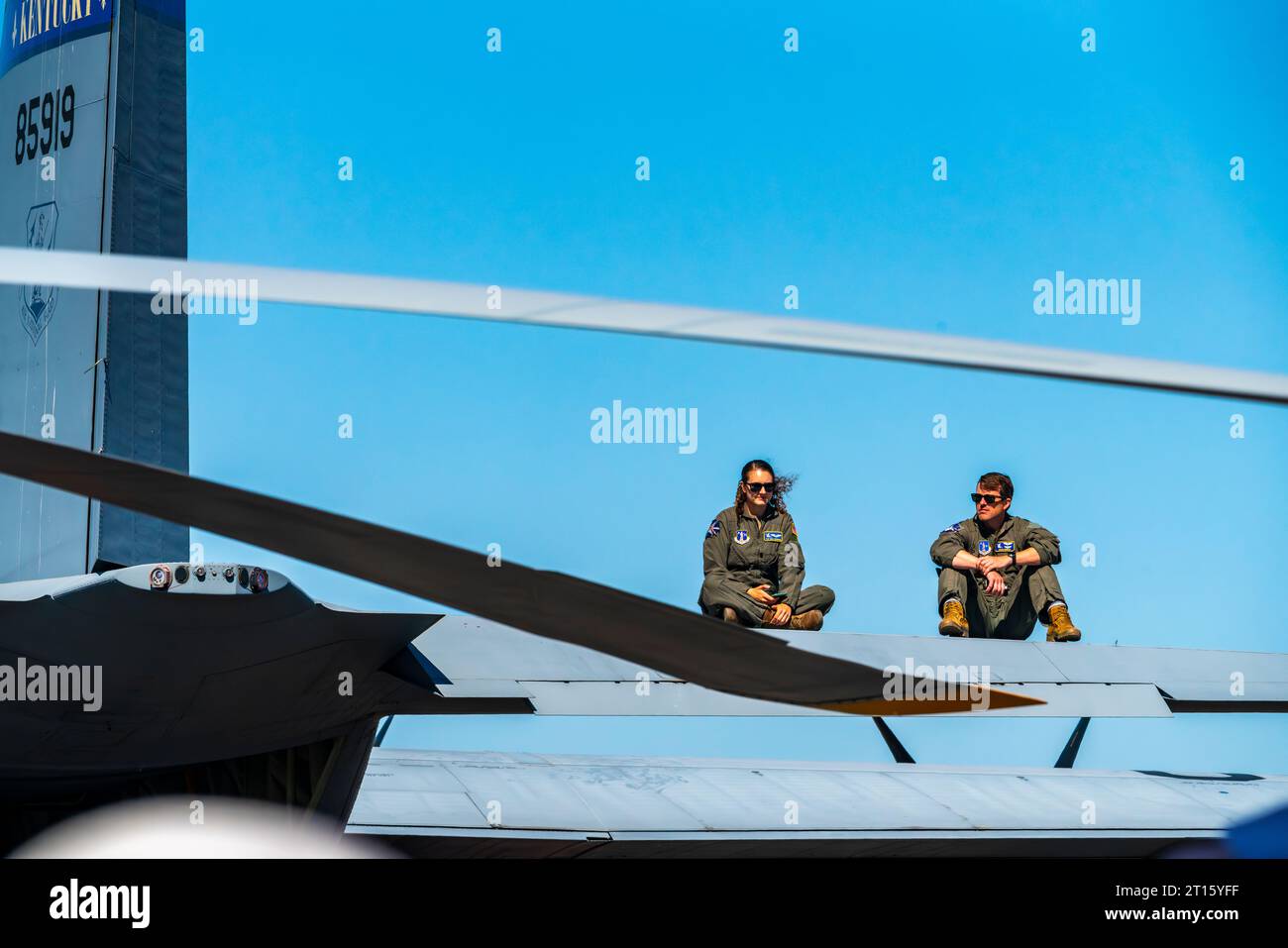 Zwei Besatzungsmitglieder saßen auf den Flügeln eines Frachtflugzeugs und genossen die Flugschau Stockfoto