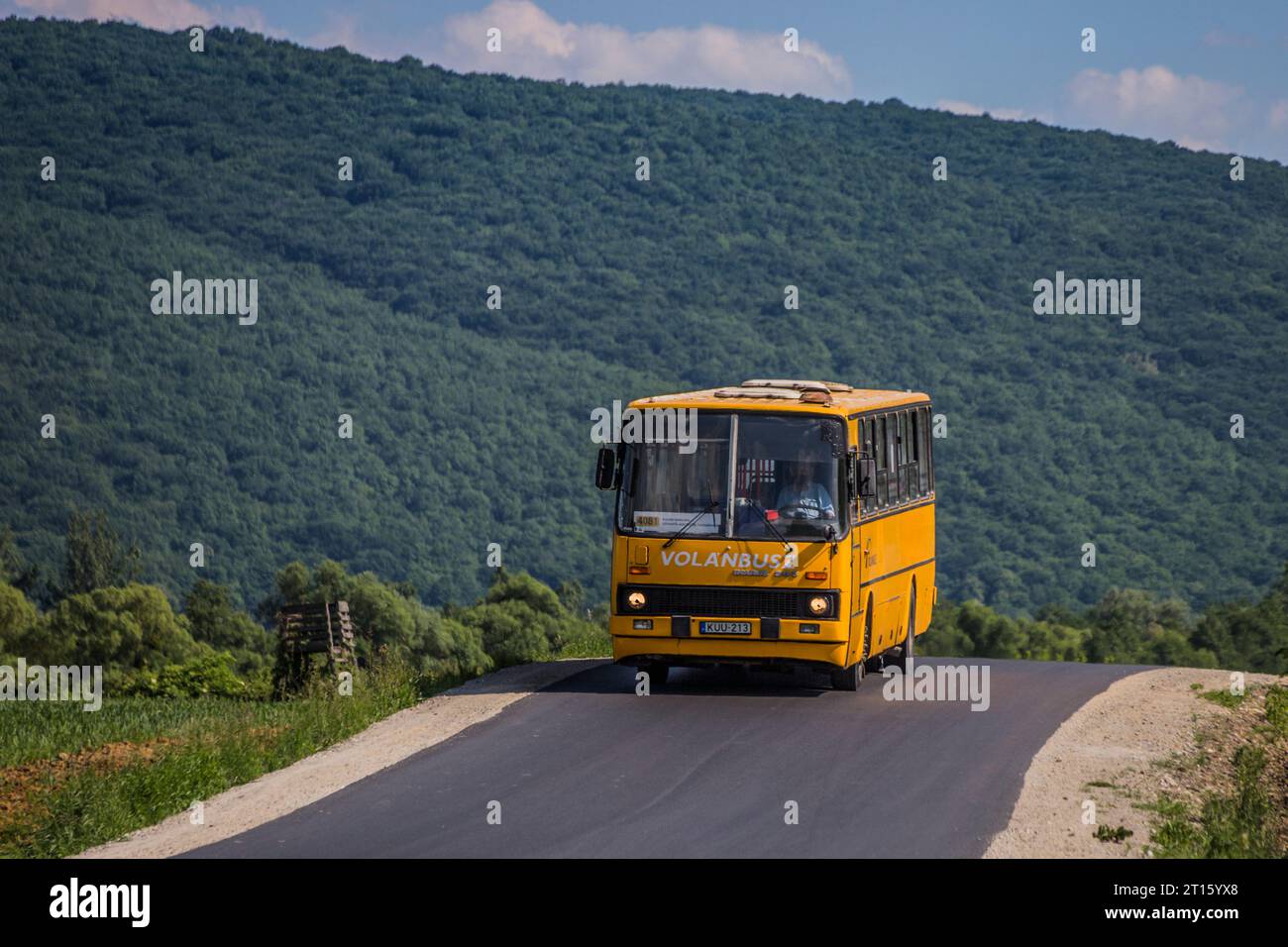 4.06.2021. Ungarn, Straße nach Szogliget. Ikarus 263 aus Kazincbarcika verbrachte viel Zeit an diesem Nachmittag im nördlichen Teil des Megye Borsod. Stockfoto