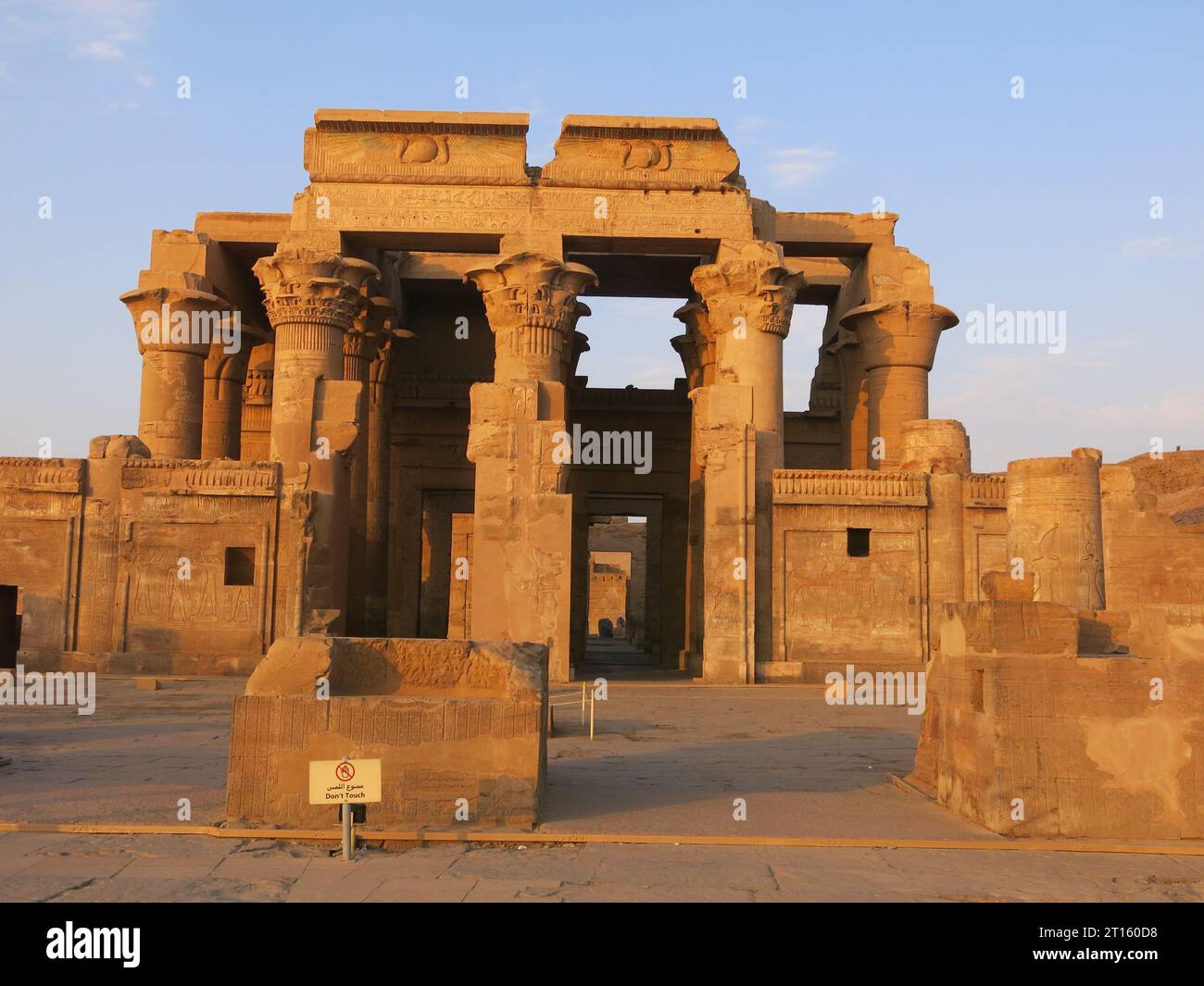 Der Tempel von KOM Ombo wurde in der ptolemäischen Dynastie erbaut und hat ungewöhnlich zwei Eingänge für das Doppeldesign, das zwei Göttern, Sobek & Horus, gewidmet ist. Stockfoto