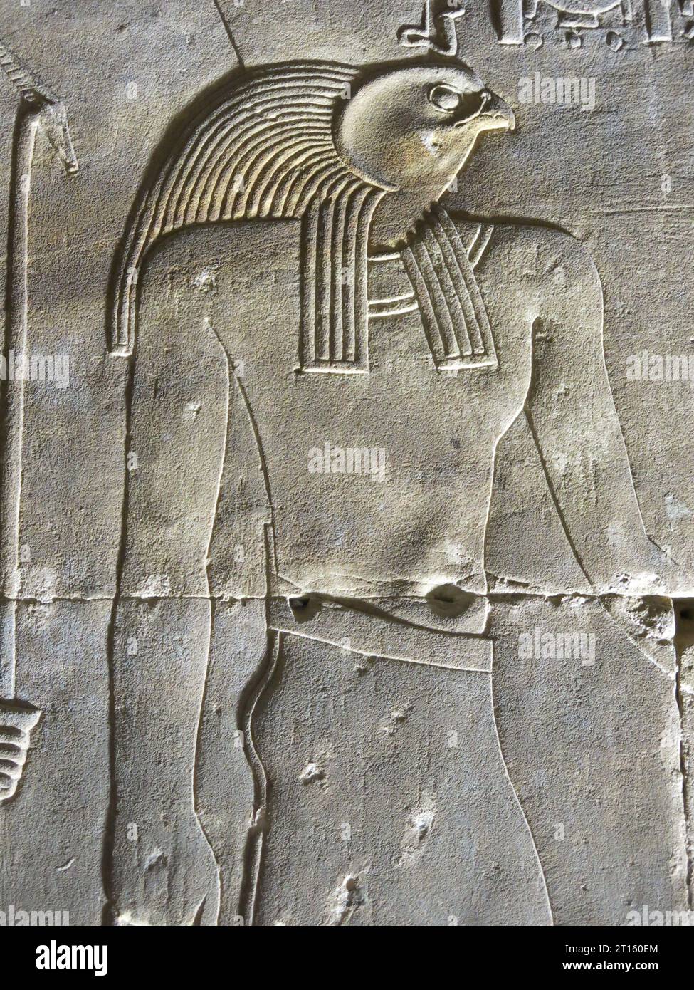 Nahaufnahme des Falkengottes Horus in einem Relief an den Wänden des Tempels von Edfu, einem der am besten erhaltenen Schreine des alten Ägypten. Stockfoto