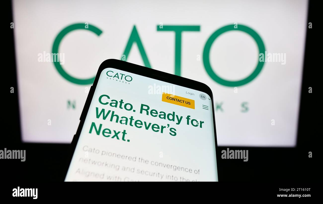 Mobiltelefon mit Website des israelischen Netzsicherheitsunternehmens Cato Networks Ltd. Vor dem Geschäftslogo. Fokussieren Sie sich oben links auf der Telefonanzeige. Stockfoto