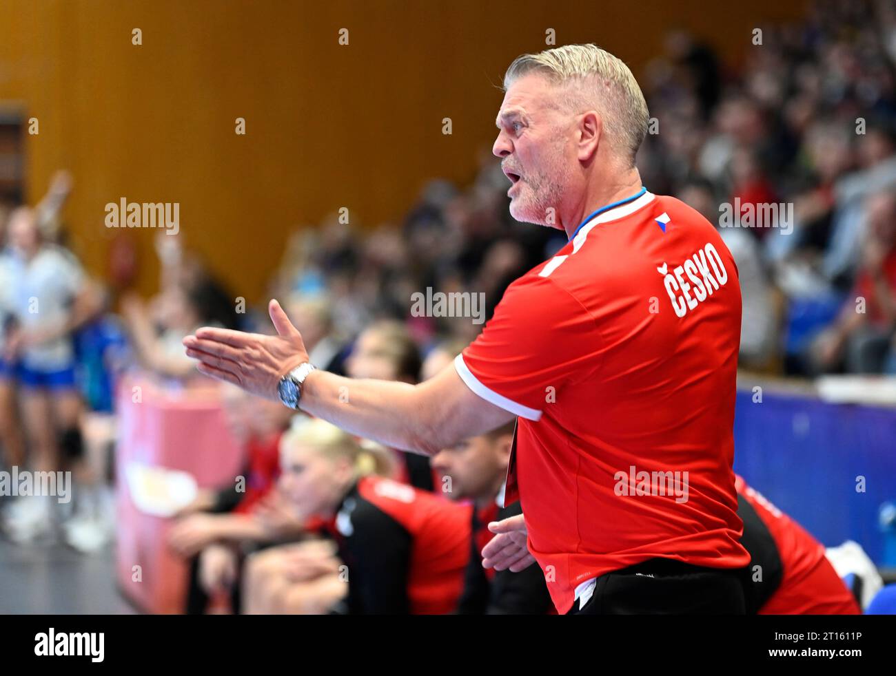 Zlin, Tschechische Republik. Oktober 2023. Trainer der Tschechischen Republik Bent Dahl in Aktion während der Qualifikation der Handball-Europameisterschaft der Frauen in der Gruppe 3: Tschechische Republik gegen Finnland in Zlin, Tschechische Republik, 11. Oktober 2023. Quelle: Dalibor Gluck/CTK Photo/Alamy Live News Stockfoto