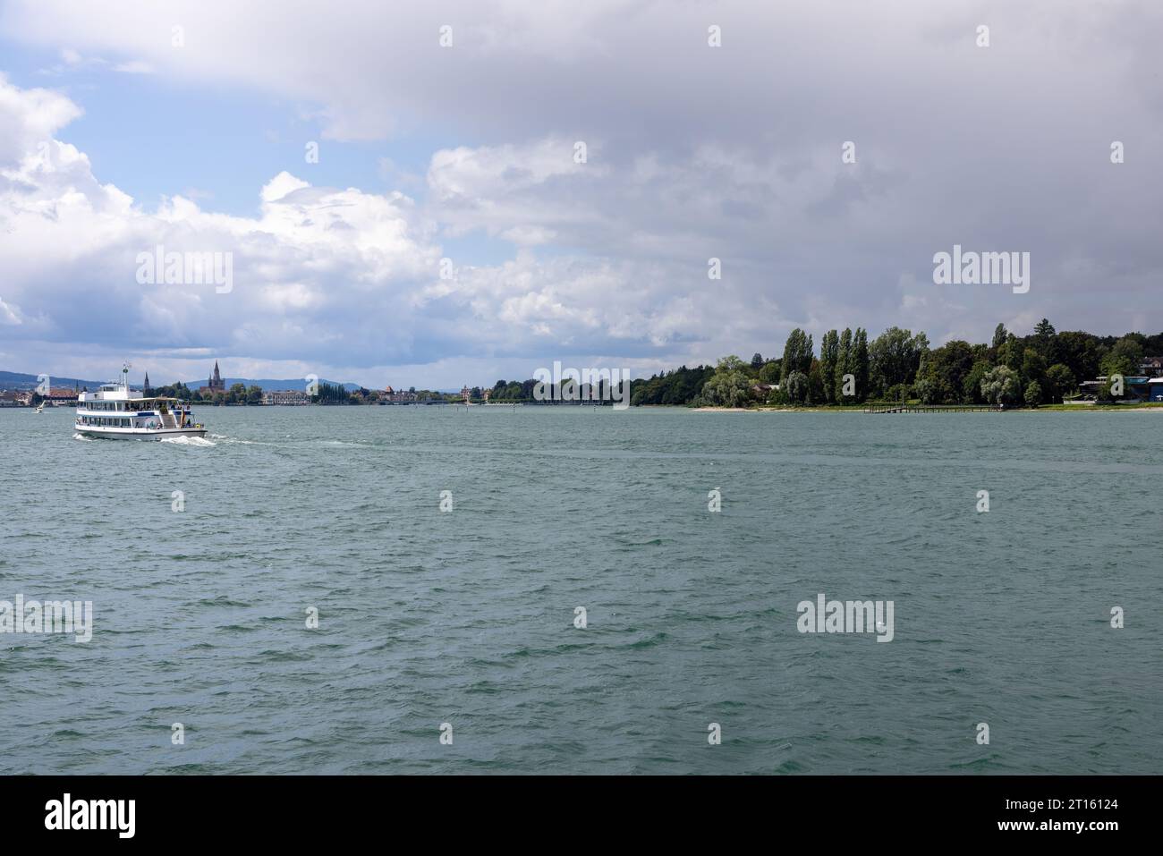 Konstanz am Bodensee, Panoramaaufnahme des Ufers mit Küste, Hafen und Park im Sommer bei schlechtem Wetter Stockfoto